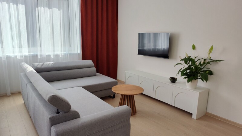 Obývacia časť - gauč a smart TV